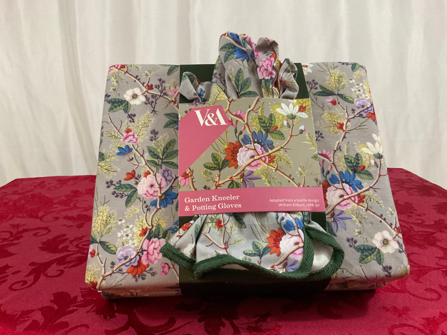 V&A Garden Kneeler and Potting Gloves