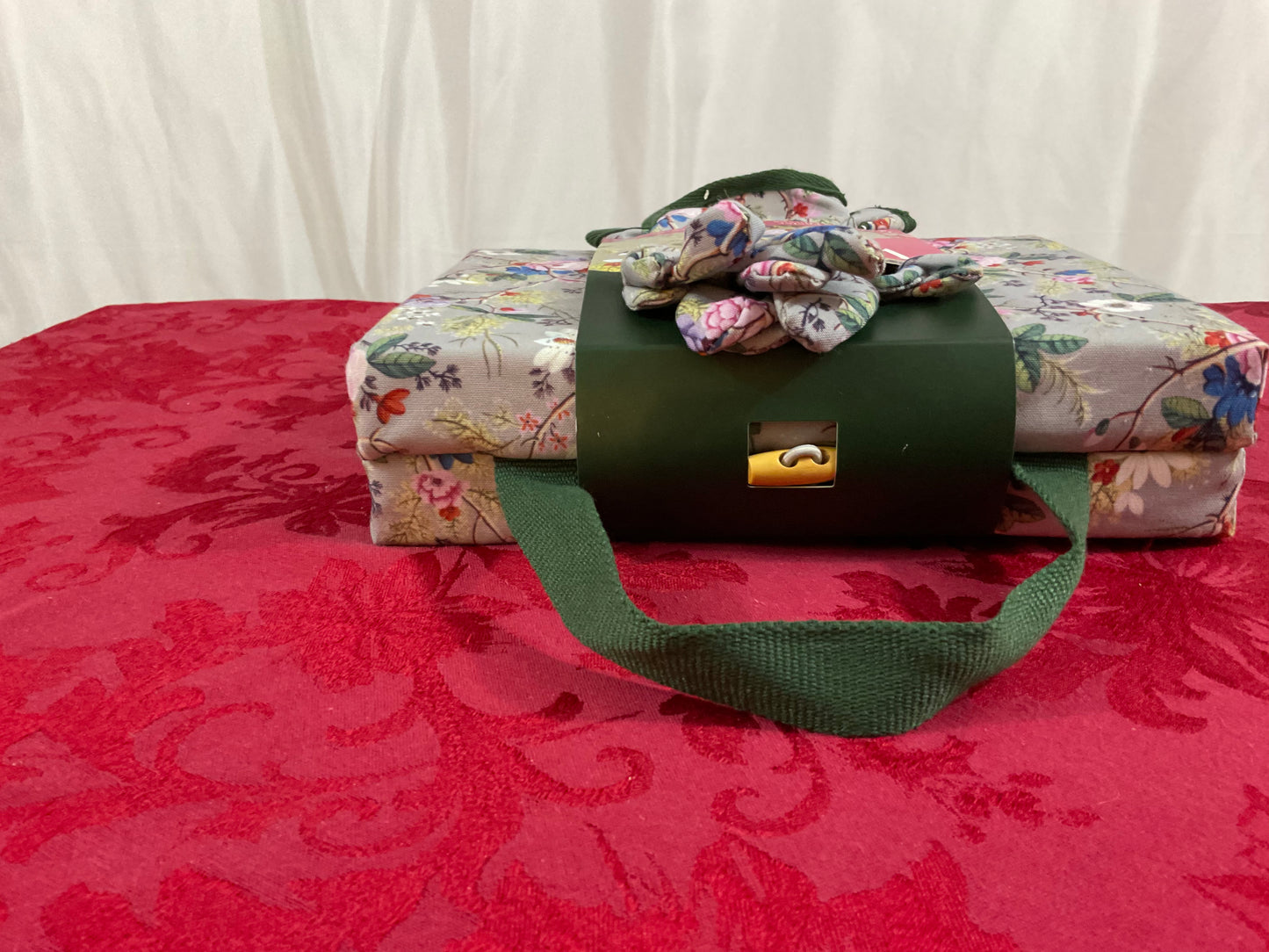V&A Garden Kneeler and Potting Gloves