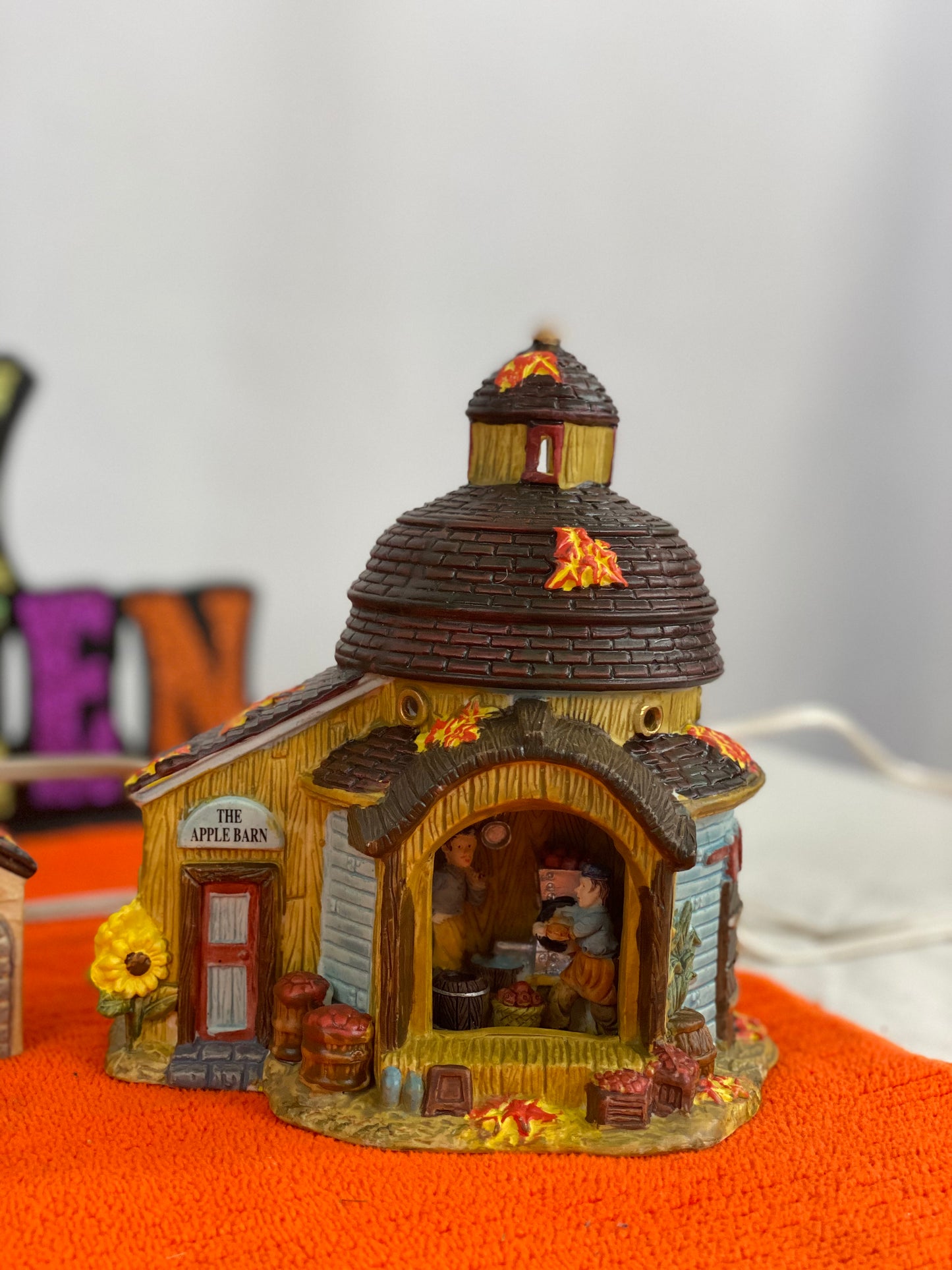 Gayle’s Grain Approx 6.5” H x 5” W x 3” D Molly’s Mart Approx 6.5” H x 5.75” W x 3.5” D The Apple Barn Approx 6” H x 5” W x 4” D Ceramic Pieces Electric Lighting/Illumination Great Detail of Autumn Decor