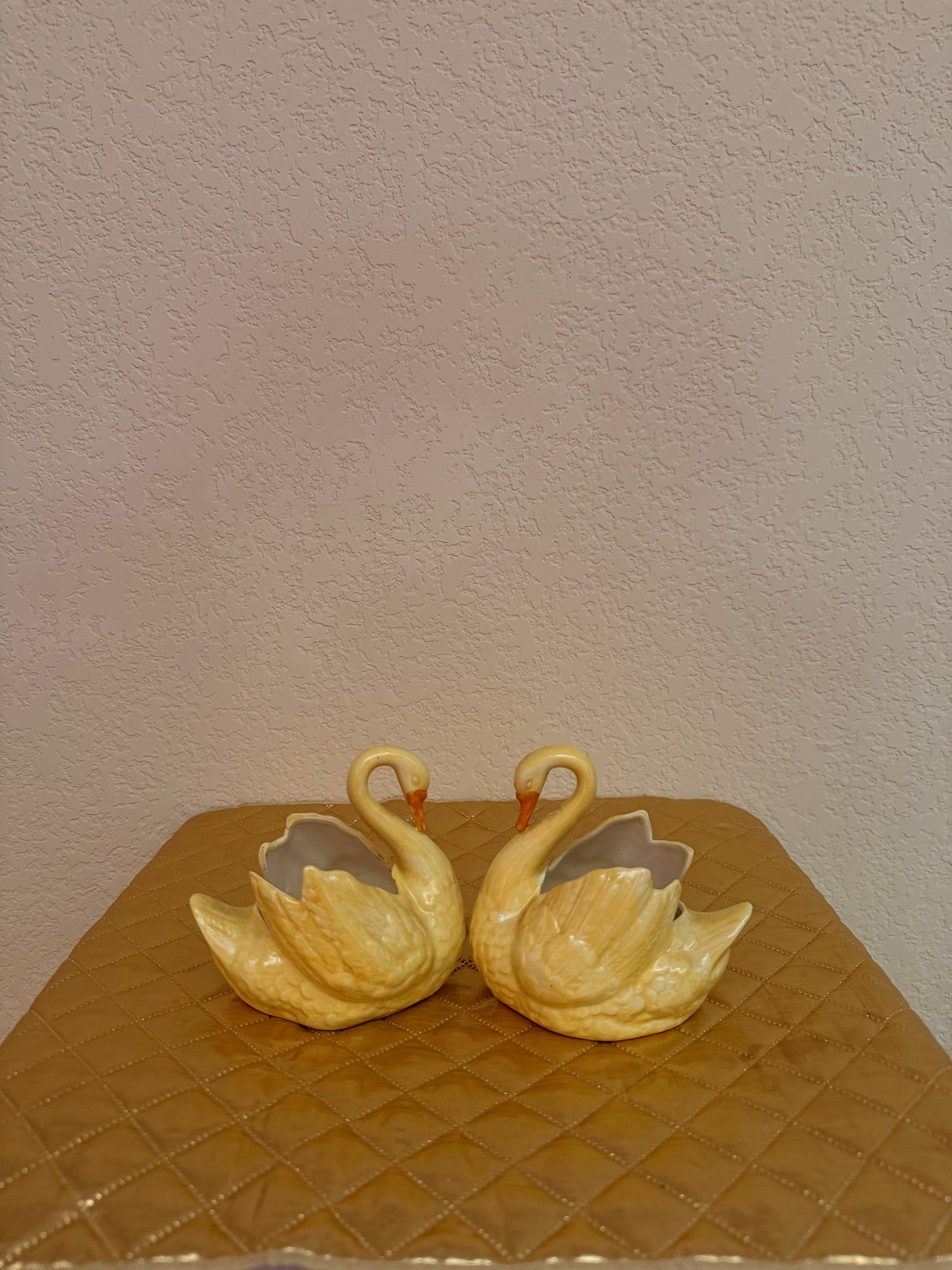 Figurine - Swans