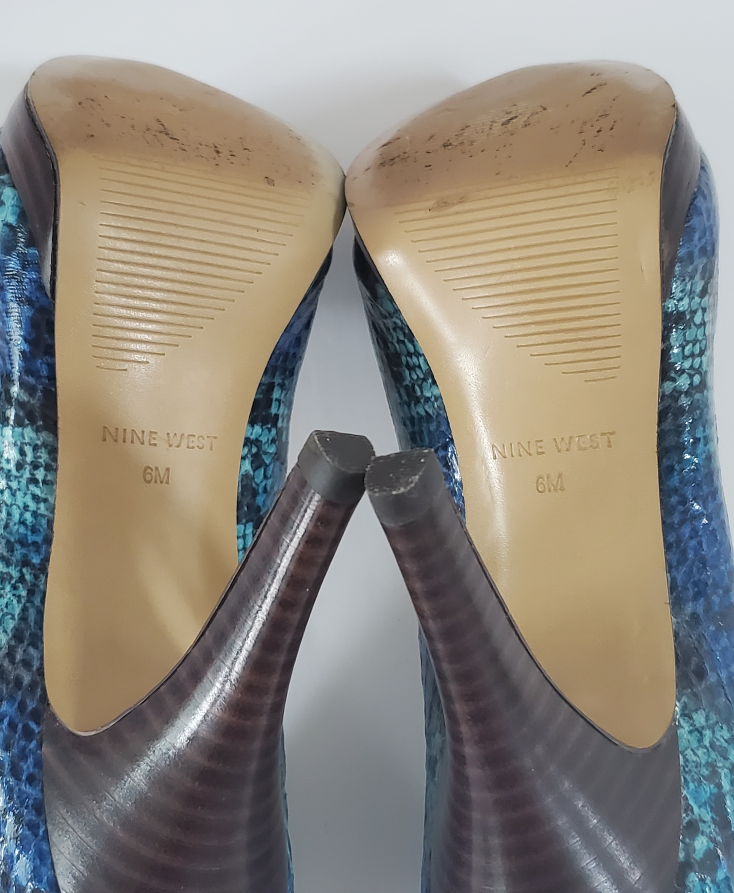 Turquoise High Heels  Size 6M  Faux Snake-Skin Upper Shoe  Leather Soles  Approx 4” Heel