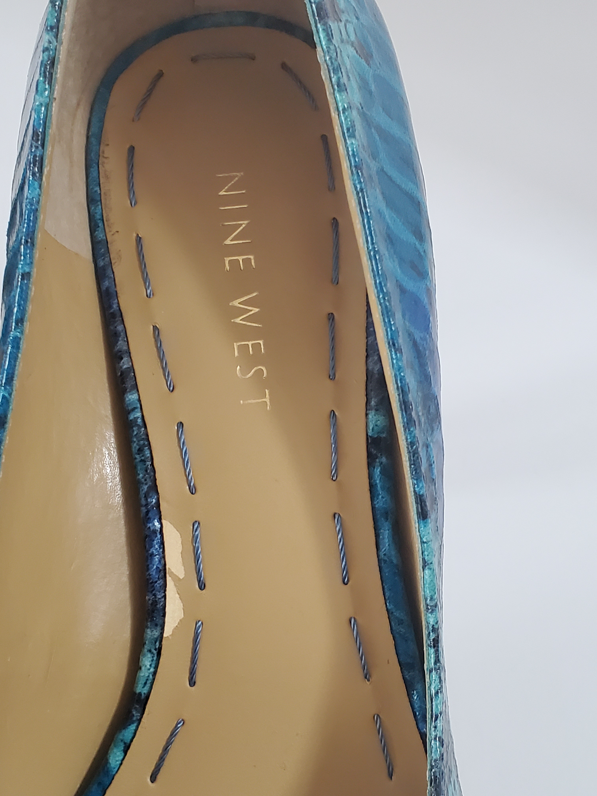 Turquoise High Heels  Size 6M  Faux Snake-Skin Upper Shoe  Leather Soles  Approx 4” Heel