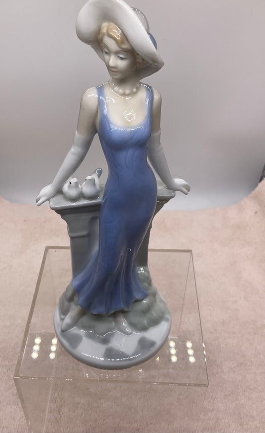 Figurine - Sophisticated Lady in Hat