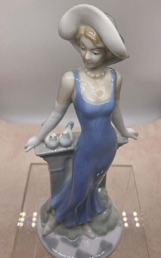 Figurine - Sophisticated Lady in Hat