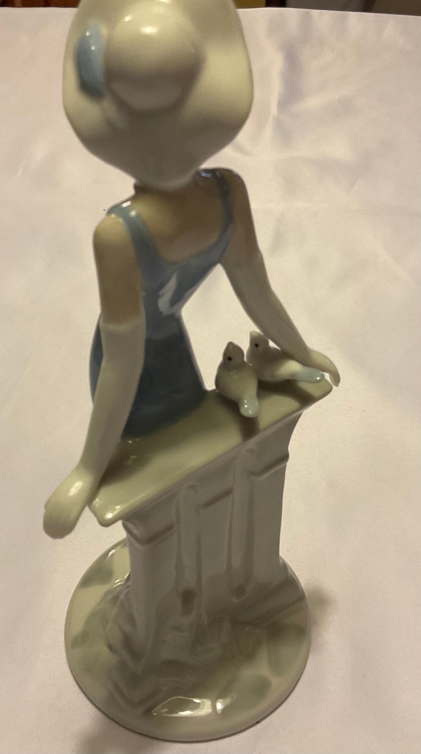 Figurine - Sophisticated Lady in Hat