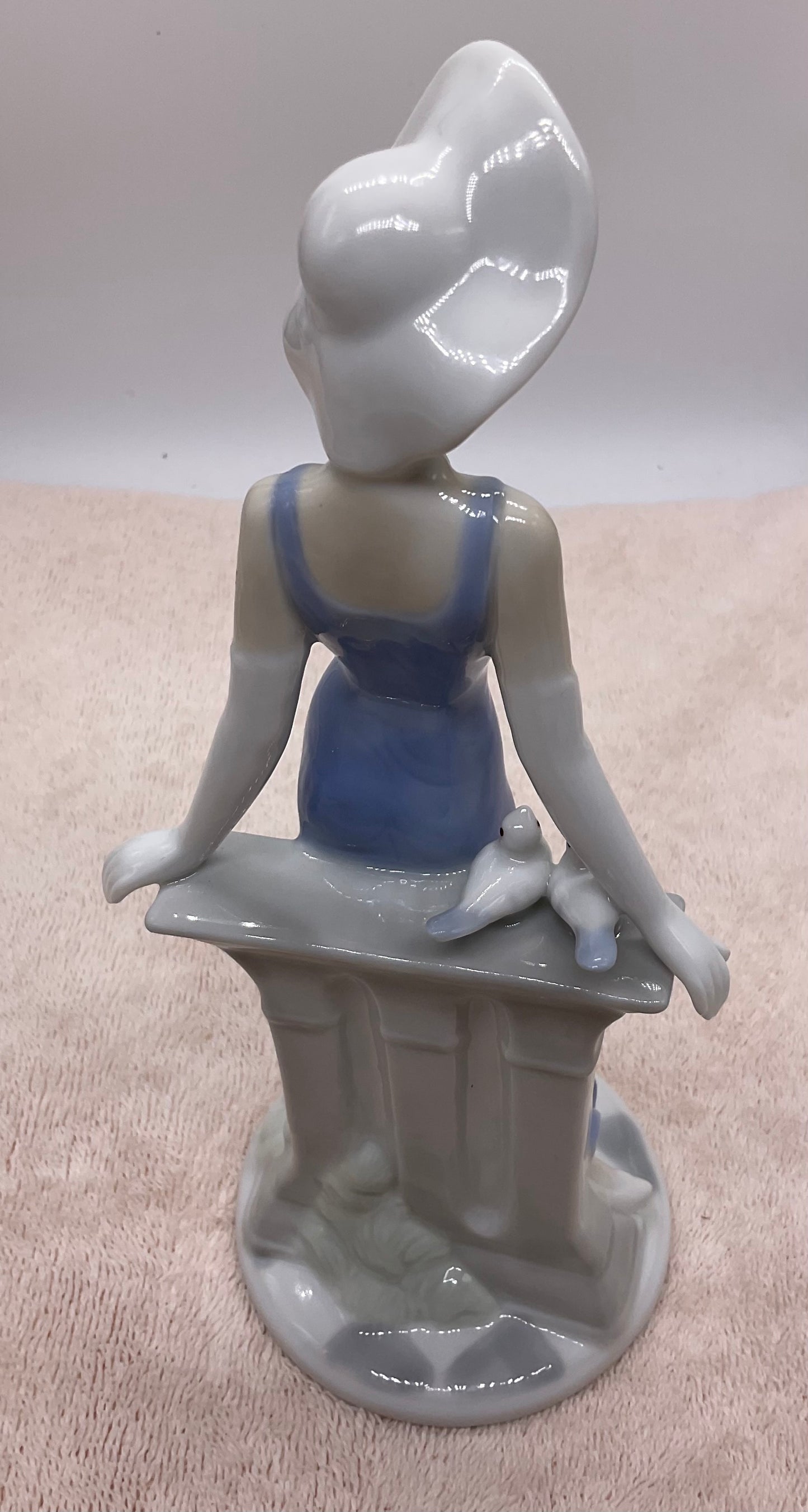 Figurine - Sophisticated Lady in Hat