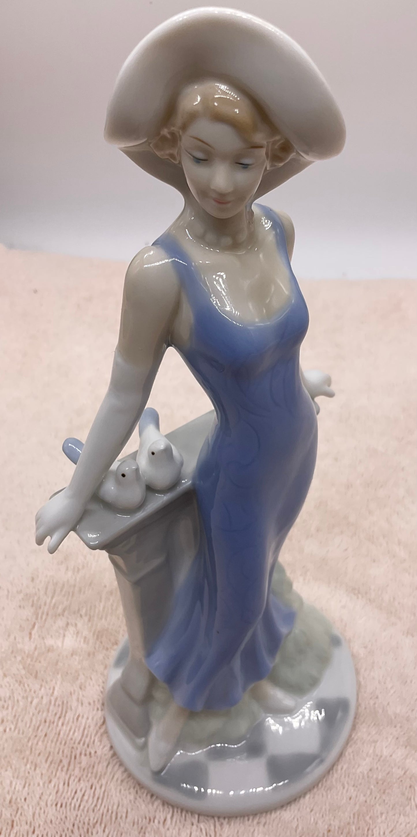 Figurine - Sophisticated Lady in Hat