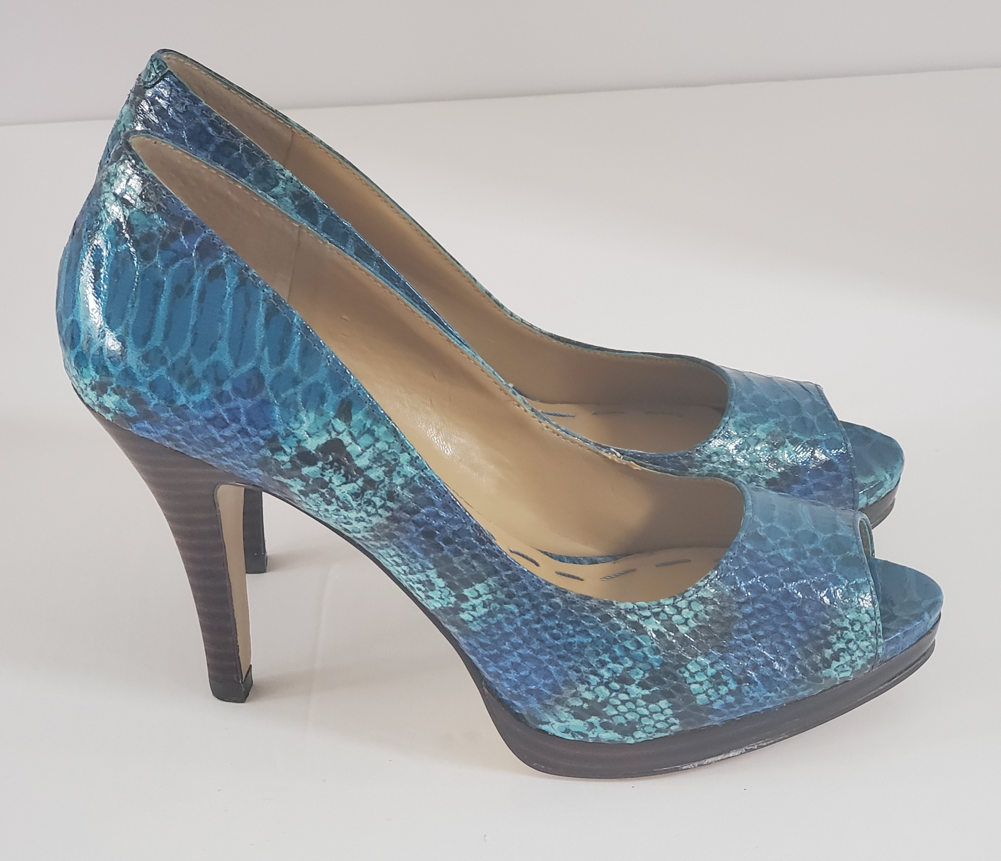 Turquoise High Heels  Size 6M  Faux Snake-Skin Upper Shoe  Leather Soles  Approx 4” Heel