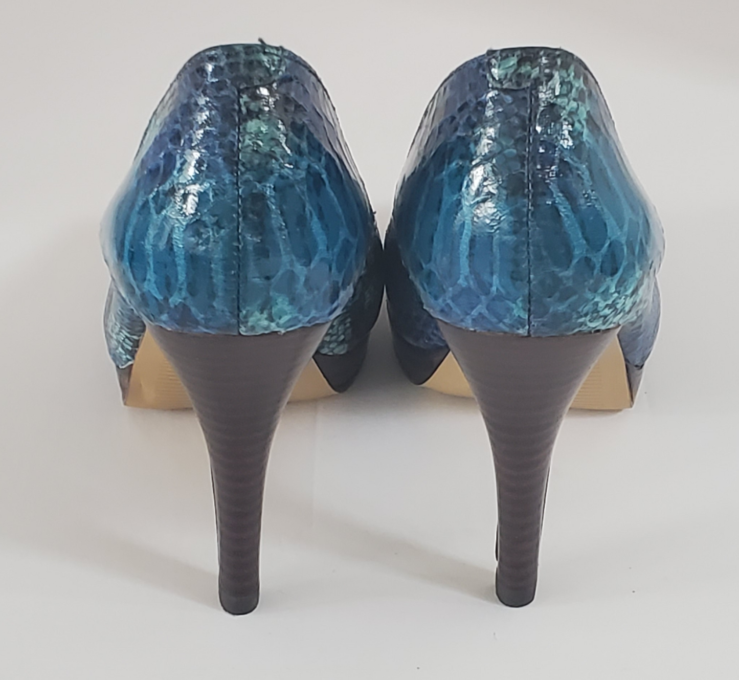 Turquoise High Heels  Size 6M  Faux Snake-Skin Upper Shoe  Leather Soles  Approx 4” Heel