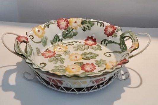 Round Serving Dish With Metal Carrier 14” Round/Diameter Dish is White With Red & Yellow Flowers & Green Leaf Design Carrier is White Criss/Cross Metal withTwo (2) Handles & Removable Rattan Bottom